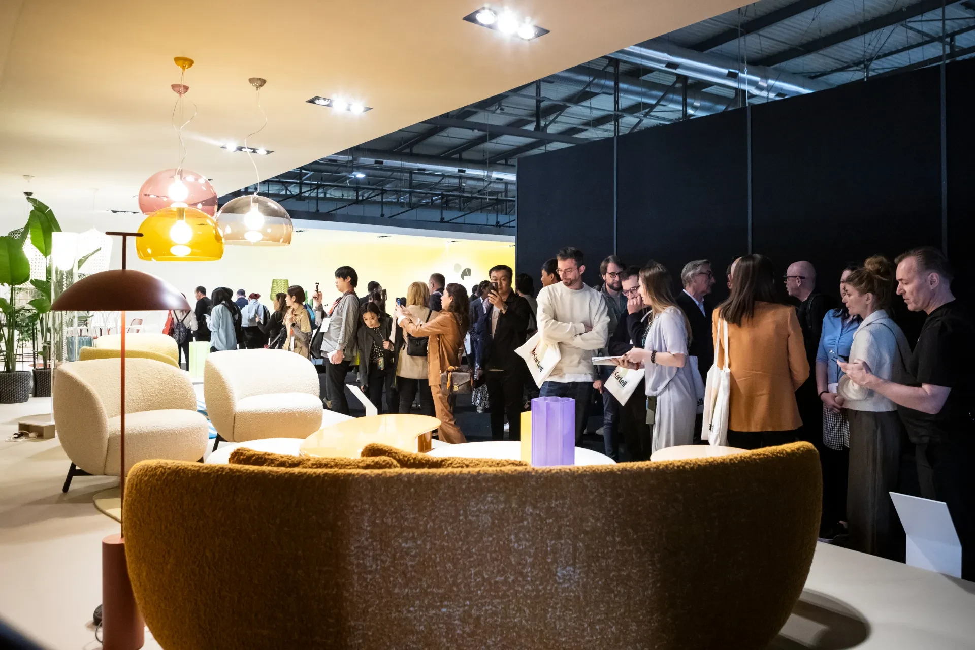 2023年的米蘭國際家具展現場湧入大量來自全球熱愛設計的專業人士與觀眾。（photo｜Courtesy Salone del Mobile.Milano）